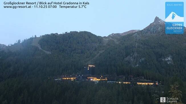 Großglockner Resort / Blick auf Hotel Gradonna in Kals - webcamsggresort.schultz.at/