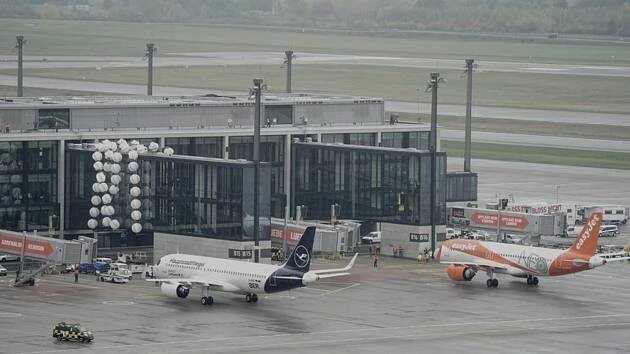 Devět let zpoždění. Na novém berlínském letišti přistála první letadla