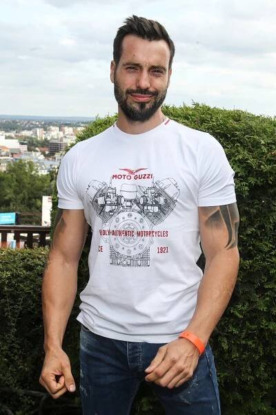 Muzikálový zpěvák Václav Noid Bárta se proměnil v reklamního specialistu. Tak sám sebe nazývá v inzerátu, který nedávno prezentoval na sociální síti: "Jsem schopen vašim firmám nabídnout realizaci vlastní reklamy od vymyšlení obsahu přes natočení a opatření hudbou a vizuálem až po její digitalizaci." Do jaké míry mu tato nová profese nese obživu, je ve hvězdách. Jedno je ale jisté, jako influencer se na Instagramu živí už delší dobu a podle slov jeho kolegů mu to jde poměrně dobře a nová živnost mu pěkně vynáší.