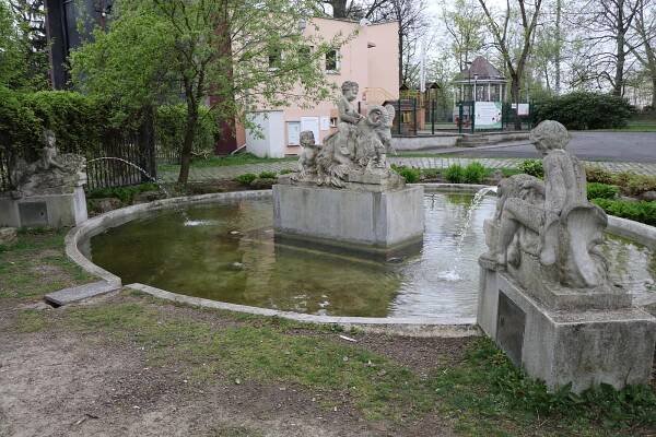Budějovice nemají jen Samsona. Je tu i Samsonek a Chlapec se žábou