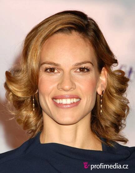 Hilary Swank - celebrity účes - HappyHair