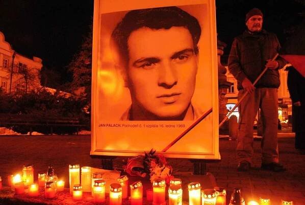 Lidé ve středu 16. ledna 2019 na náměstí ve Valašském Meziříčí zapalují svíčky u portrétu Jana Palacha a připomínají si tak 50. výročí studentova pokusu o upálení se na protest proti okupaci vojsky Varšavské smlouvy.
