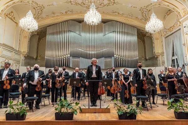 James Judd po devíti měsících znovu za dirigentským pultem Slovenské filharmonie – KlasikaPlus.cz