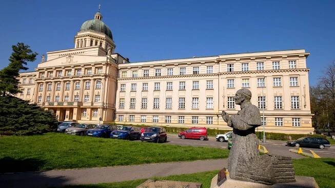 Chceme nucenou správu, volá fakultní akademický senát. Spor na teologické fakultě graduje