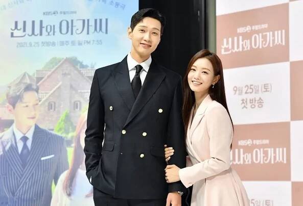 Ji Hyun Woo prozradil, jak natáčí líbací scény a Lee Se Hee líčila své zážitky z konkurzu na Hospital Playlist