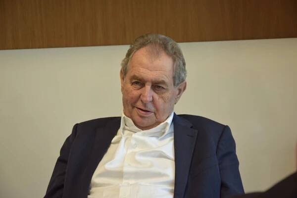 Exprezident Zeman se kvůli krevní sraženině v noze podrobil operaci v motolské nemocnici