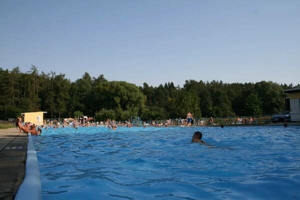 Investice ve Znojmě. Město plánuje modernizaci koupaliště v Mramoticích