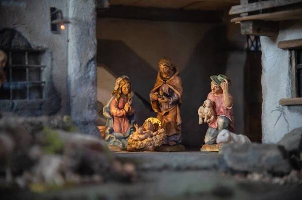 Dřevěné figurky vyobrazující Ježíška, Pannu Marii a Josefa v jednom z betlémů.