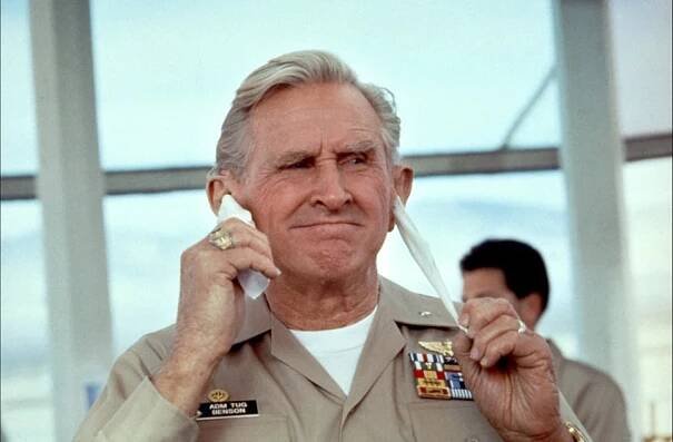 Žhavé výstřely - Z filmu - Lloyd Bridges