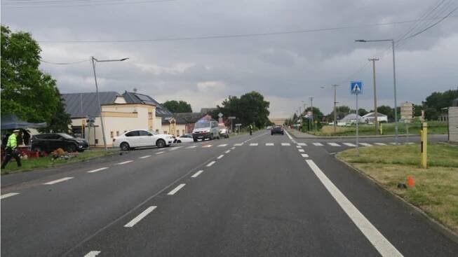 Policisté vyšetřují, proč se srazili motorkář s cyklistou. Zranili se oba