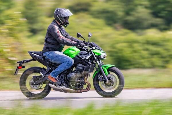 Vstřícná motorka pro všechny a na každý den. Lehkou a relativně levnou univerzální Kawasaki zvládnou i začátečníci!