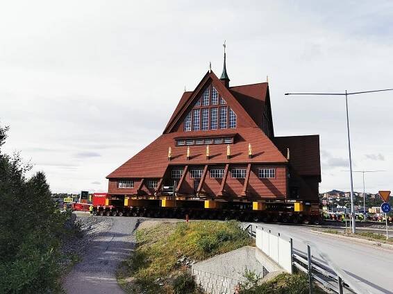 Finální umístění kostela není náhodné. Aby si zachoval svůj charakter a spojení s okolím, byl pečlivě zasazen mezi hřbitov a nové městské centrum. Stavba byla navíc otočena o 180°, takže oltář nyní symbolicky směřuje na západ, vstříc novému městu a jeho obyvatelům, nikoli tradičně na východ. To má představovat otevřenost a nový začátek pro celou farnost. Opětovné otevření se chystá po dokončení úprav koncem příštího roku. Zdroj: Mammoet