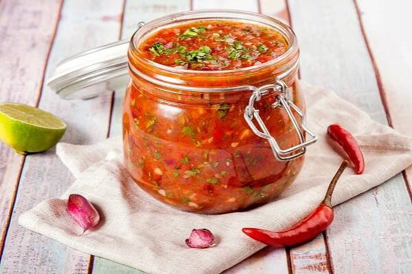 Rajčatová salsa ve skleněné sklenici. — Stock obrázek