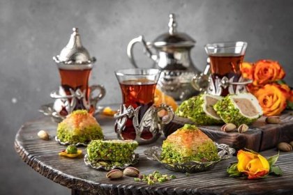 Turecká kuchyně - typické turecké sladkosti, lokum neboli „turecké potěšení“ a baklava s pistáciemi, servírované společně s čajem