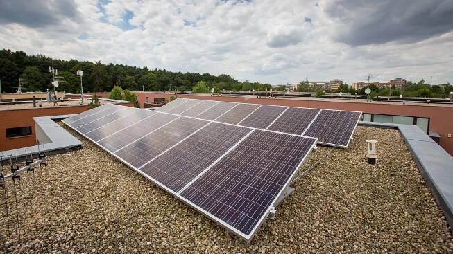 Jak se žije s hybridní fotovoltaickou elektrárnou? Zeptali jsme se majitele