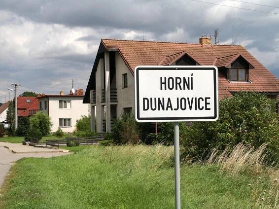 Horní Dunajovice: šikmá věž a vodní tvrz