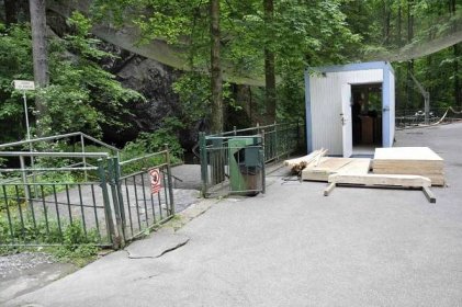 U Punkevních jeskyní začaly přípravné práce na stavbu nové vstupní budovy.