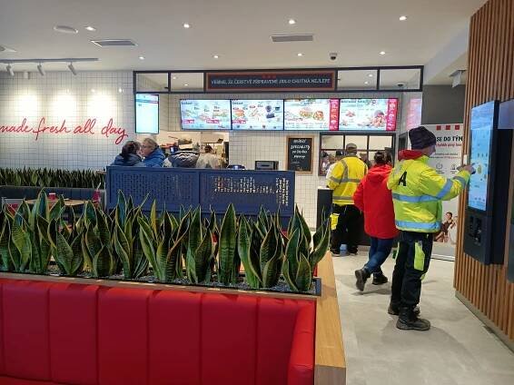 VIDEO: KFC přivítalo v Havlíčkově Brodě první zákazníky, podívejte se