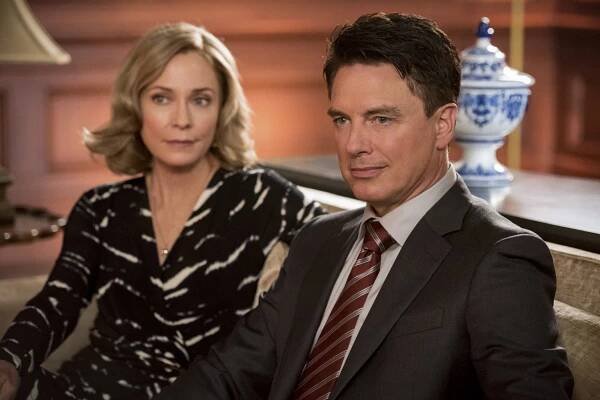 Arrow - Starling City - Z filmu - Susanna Thompson, John Barrowman