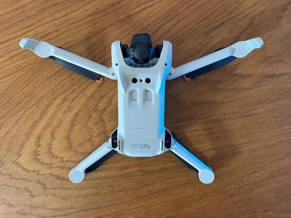 BAZAR - DJI Mini 3 se zárukou do 26.7.2025 zespoda
