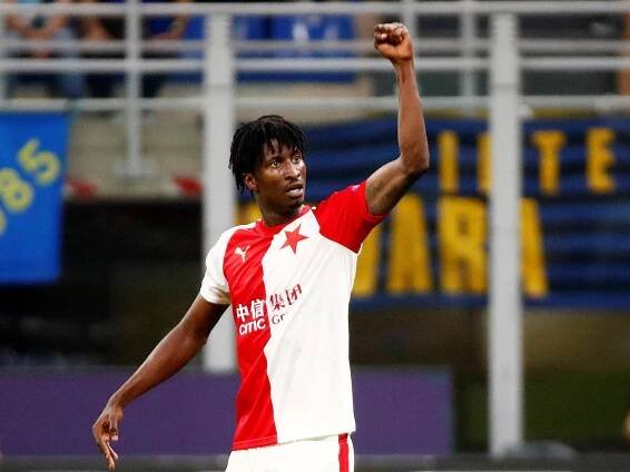 ŠOKOVAL SAN SIRO. Slávistický útočník Peter Olayinka se raduje z úvodní branky...