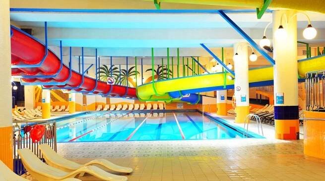 Aquapark má spoustu tobogánů a atrakcí