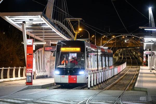 Podívejte se: Nová tramvaj Škoda 52T vyjela poprvé do centra Prahy