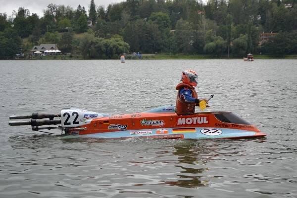 Závody motorových člunů: adrenalin pro závodníky, podívaná pro diváky