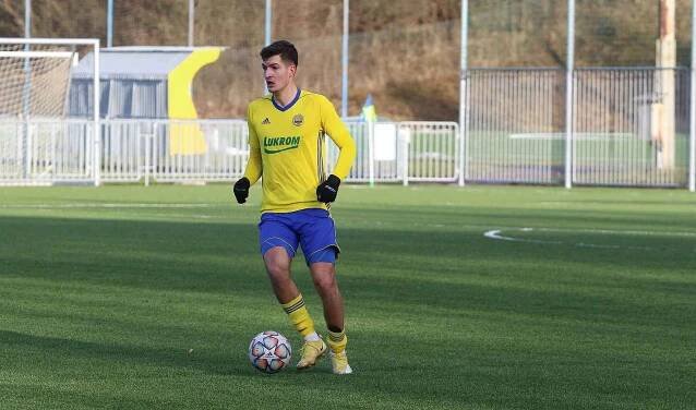 Fotbalisté Zlína B (žluté dresy) v úterním přípravném zápase prohráli na Vršavě s juniorkou Ostravy 0:1.