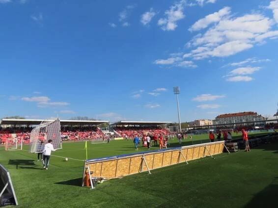 FOTO: Během třaskavého derby Pardubice - Hradec Králové stadion praskal ve švech