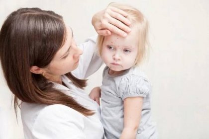 Vyrážka na obličeji dítěte, novorozence (54 fotografií): tabulka dětských infekcí s vysvětlením, příčiny malých červených
