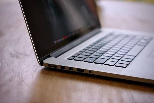 Když telefon nejde zapnout, zkuste ho nabít z USB portu počítače či notebooku