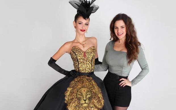 Helena Čermáková s Annou Tejklovou. Čermáková si z mezinárodní soutěže The Miss Globe přivezla titul Miss Elegance.  
