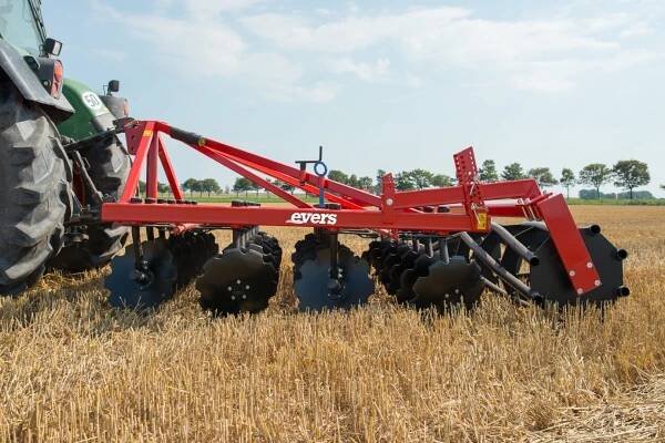 Vario-disc 4-bar disc harrow for intensive crumbling and mixing of crop and green manure residues, type Orlov