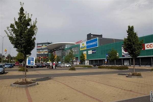 První nákupní centrum propadlo bance, Galerie Butovice se vrátila ING