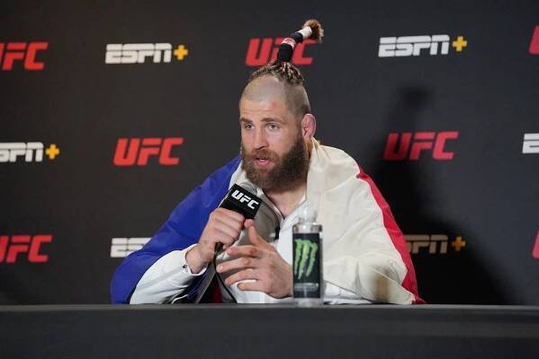 Procházka míří na další turnaj UFC jako náhradník. ‚Je připravený pořád,‘ říká jeho trenér