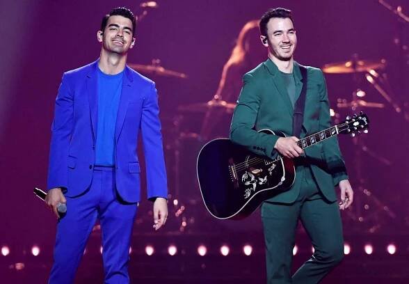 Joe Jonas (L) and Kevin Jonas