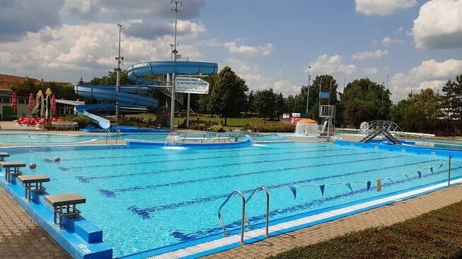 Hustopeče lákají na otevřené koupaliště. Provoz omezí jen nedělní závody