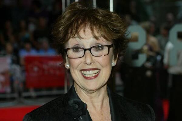 LONDON - SEPTEMBER 2: (UK PAPERS OUT) Una Stubbs attends the gala premiere of "Calendar Girls" at the Odeon, Leicester Square September 2, 2003 in London, United Kingdom. (Photo by Steve Finn/Getty Images)
