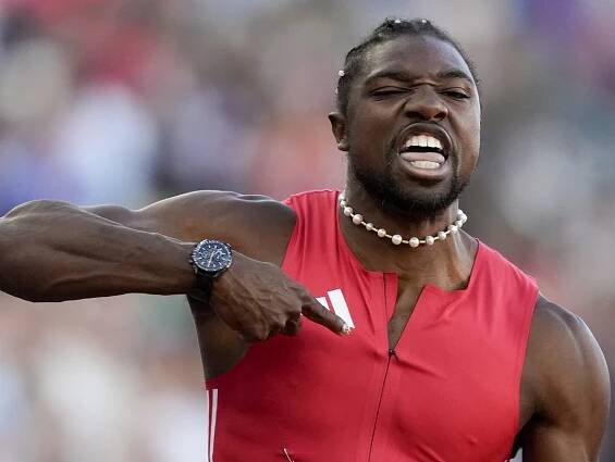 Americký šprintér Noah Lyles oslavuje postup na LOH 2024 v Paríži