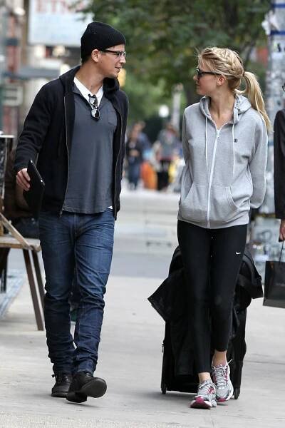 Josh Hartnett se chová jako buran, chudák jeho krásná přítelkyně!