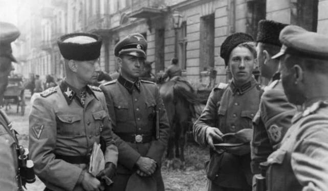 Soubor:Generał Heinz Reinefarth w czapce kubance i 3 pułk Kozaków.jpg – Wikipedie