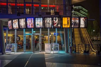 CineStar Kino im Sony Center Berlin. Eingangsbereich zum Foyer mit Anzeige der aktuell gespielten Filme.  