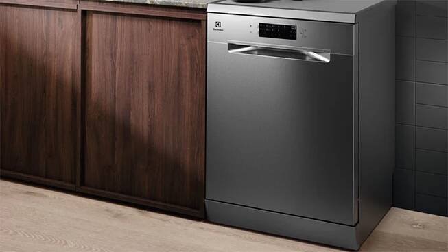 Vedle linky ustavená myčka nádobí ELECTROLUX ESM48400SX_05