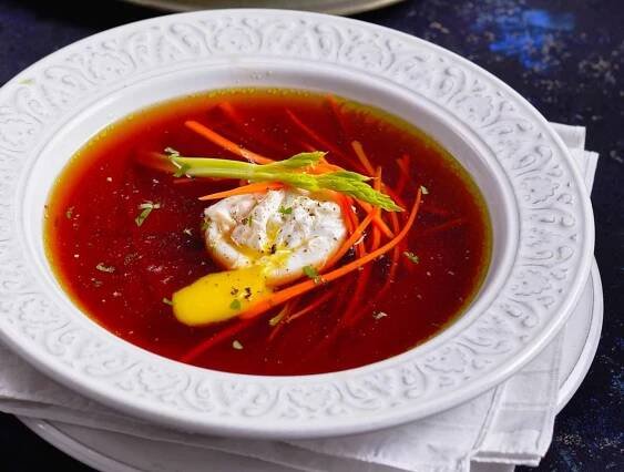 Consommé  dvojitý drůbeží vývar je královnou mezi polévkami