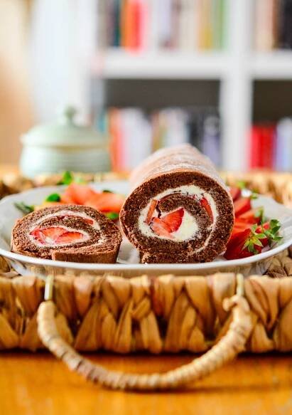 Kakaová roláda s jahodami – Greenwayfood