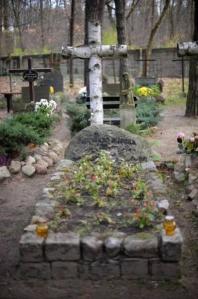 Tadeusz Mazowiecki spoczął w Laskach, obok żony Ewy - RMF 24