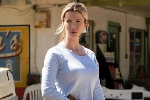 'The Hunt' is a sketchy riot rescued by an astounding Betty Gilpin