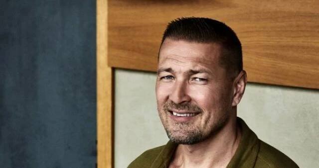 Velmi vysoký, příjemný, skromně působící muž, pro kterého limity neexistují. Český herec, kaskadér, producent, režisér a bývalý reprezentant v judu, Petr Jákl ml. • Filmožrouti.cz