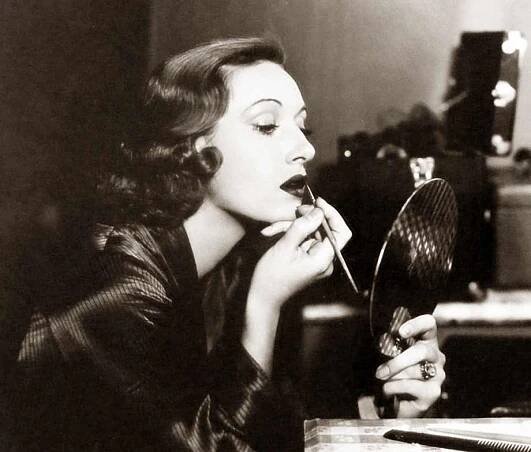 1930s Housewives Emergency Make-up Kit - Vintage Makeup Guides